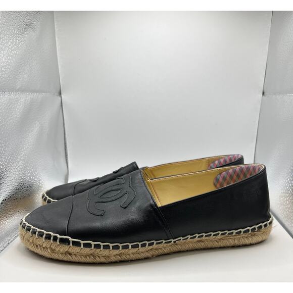 CHANEL Black Loafers with Iconic Quilted Design - Picture 4 of 10